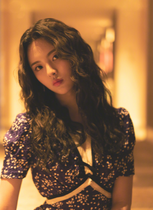 浙江美女图片 鲢鱼女明星杨超越复古图片 6