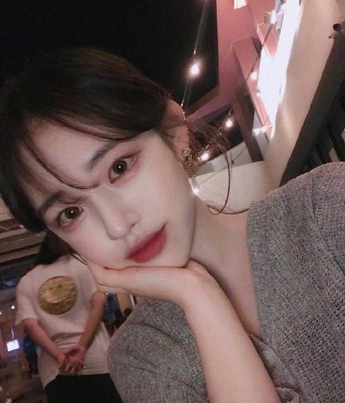 小脸美女图片 好看的美女自拍照图片