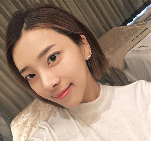 浅色系短发美女图片 美女自拍图片