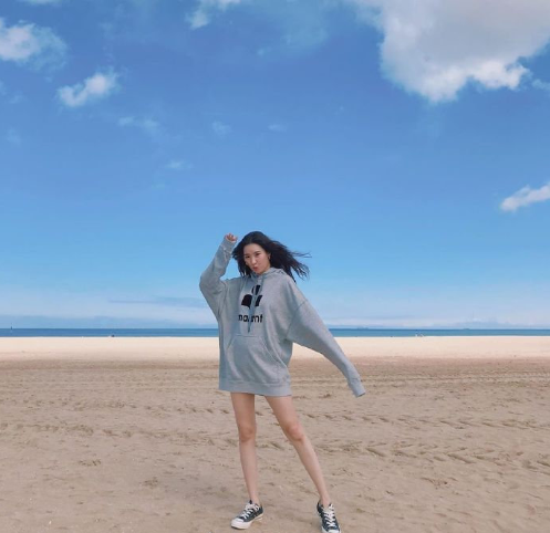 韩国美女明星宣美沙滩美照图片 韩国美女图片 4