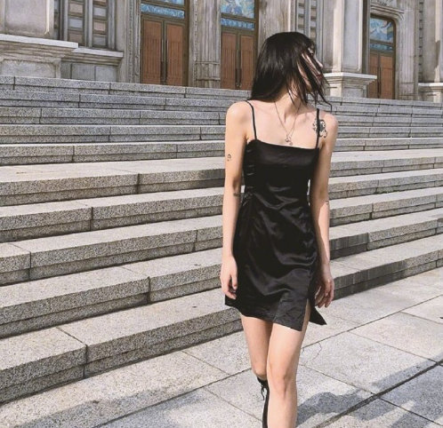 性感与个性兼具的黑色服装穿衣搭配look 3