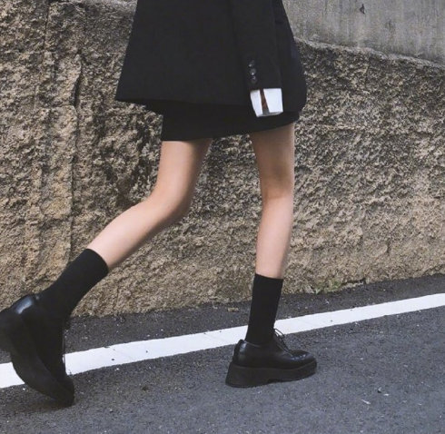 性感与个性兼具的黑色服装穿衣搭配look 5