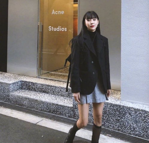 性感与个性兼具的黑色服装穿衣搭配look 7