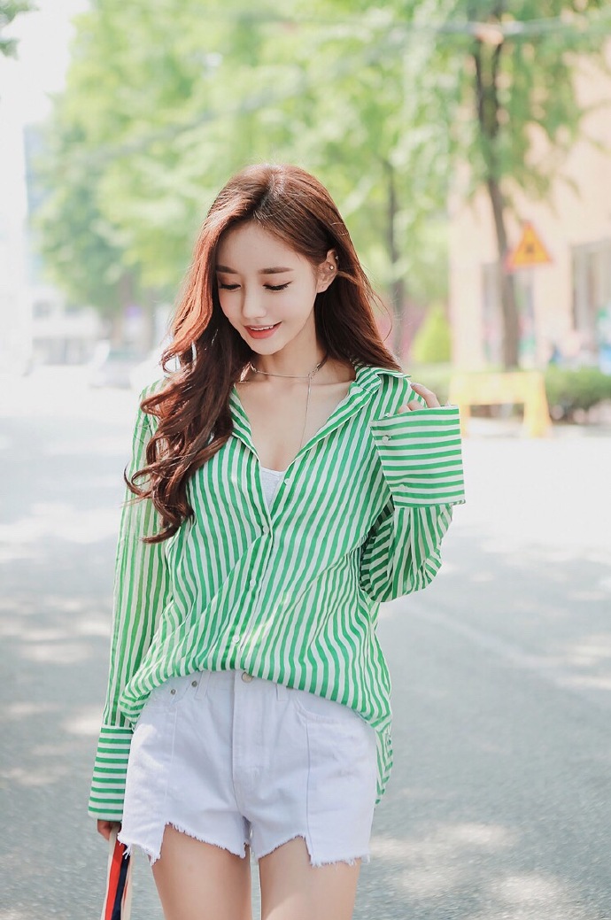 绿色条纹衬衫美女图片清新可人 3