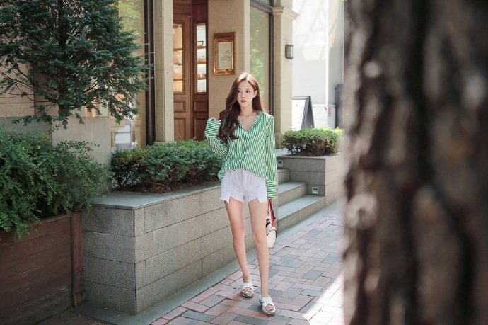 绿色条纹衬衫美女图片清新可人 7
