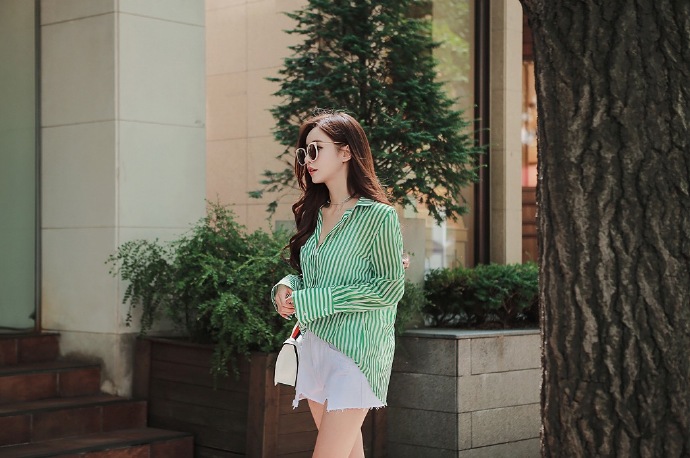 绿色条纹衬衫美女图片清新可人 8