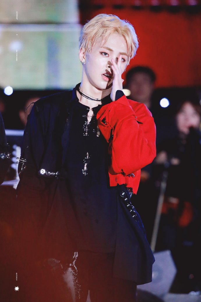 红衣少年exo成员图片 5