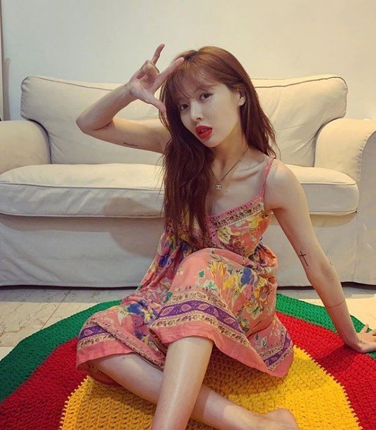 韩国女歌手泫雅红唇图片 韩国美女图片 2