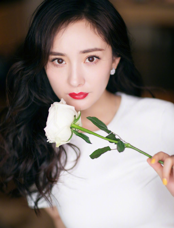 中国美女图片 杨幂纯白色连衣裙搭配大红唇大波 4