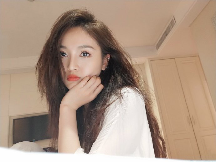 海南美女图片 内地女明星吴宣仪深夜自拍图片 2