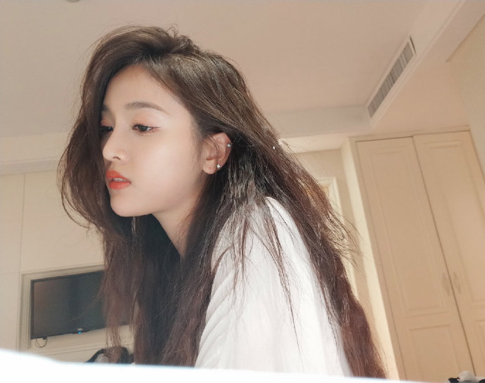 海南美女图片 内地女明星吴宣仪深夜自拍图片 3