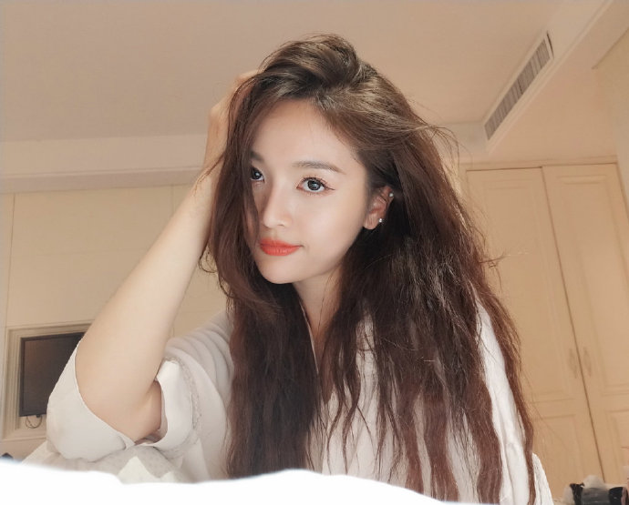 海南美女图片 内地女明星吴宣仪深夜自拍图片 4