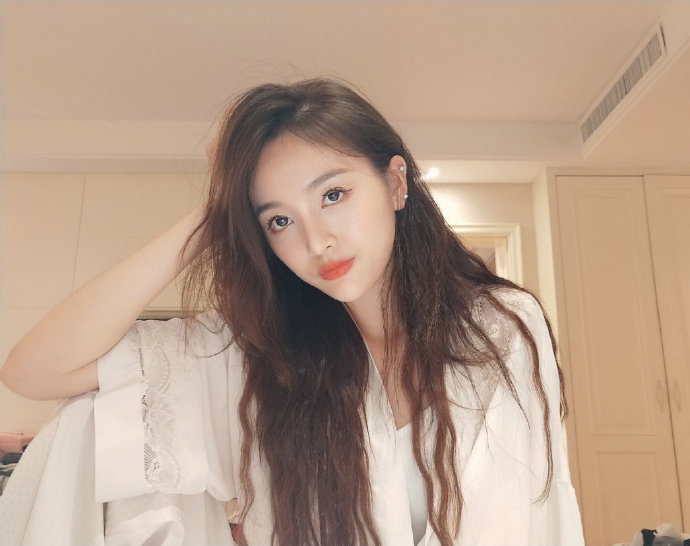 海南美女图片 内地女明星吴宣仪深夜自拍图片 5