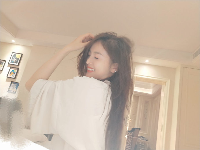 海南美女图片 内地女明星吴宣仪深夜自拍图片 9