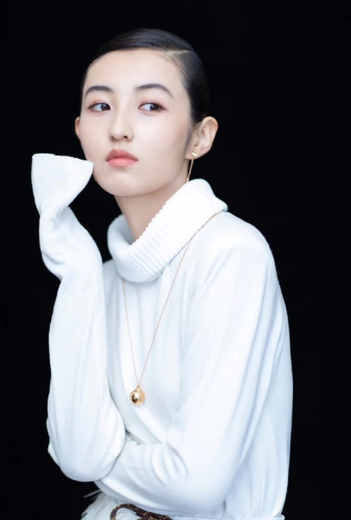 河南美女图片 内地女演员张子枫上海电影节红毯 2