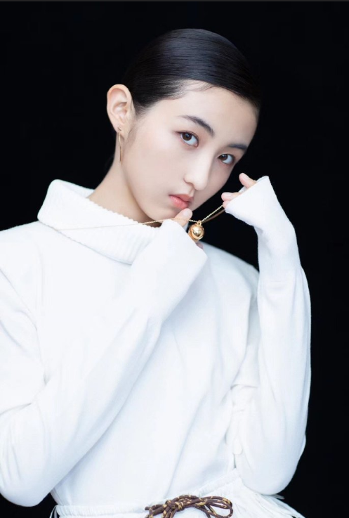 河南美女图片 内地女演员张子枫上海电影节红毯 3
