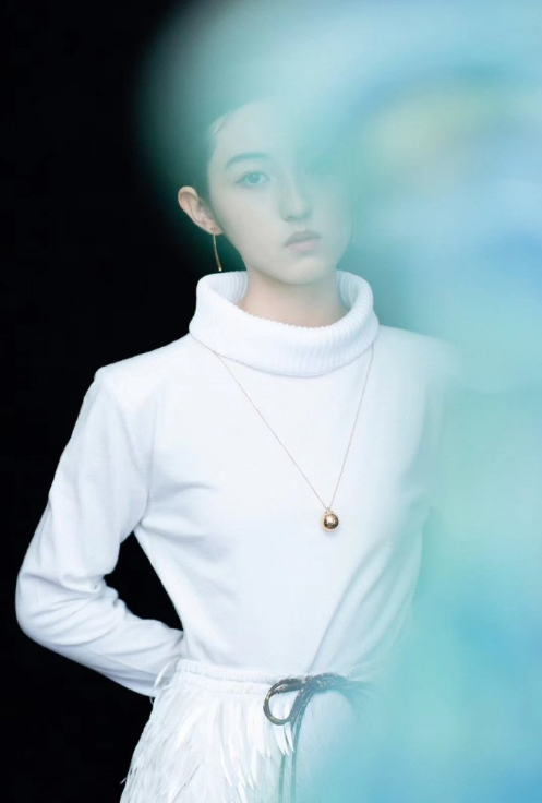 河南美女图片 内地女演员张子枫上海电影节红毯 4