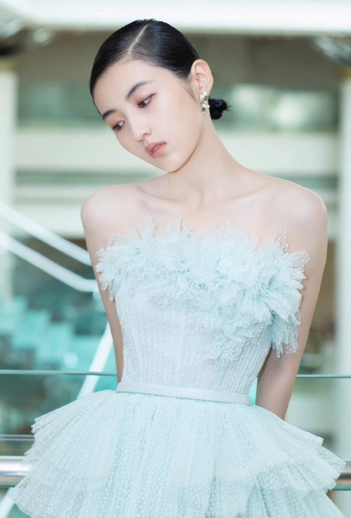 河南美女图片 内地女演员张子枫上海电影节红毯 6