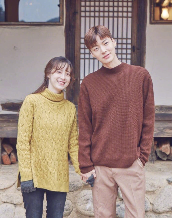 韩国明星夫妻具惠善安宰贤甜蜜情侣图片