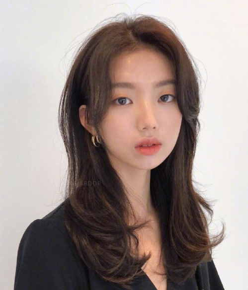 清爽大方的韩系卷发美女图片