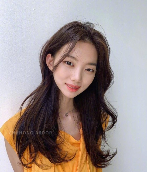 清爽大方的韩系卷发美女图片 3