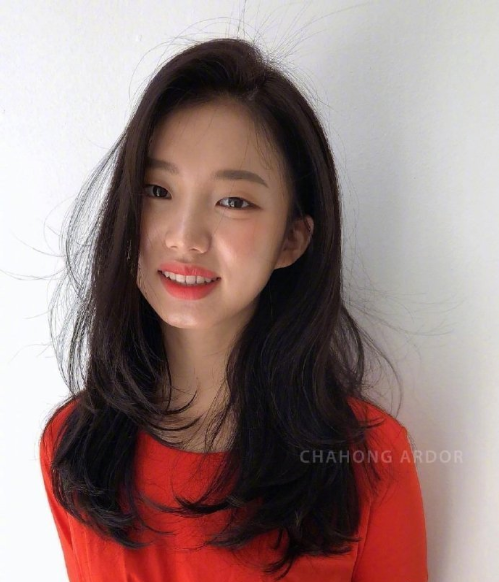 清爽大方的韩系卷发美女图片 5