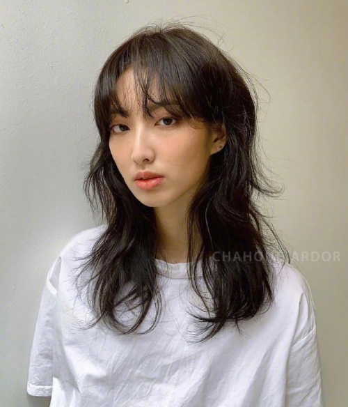 清爽大方的韩系卷发美女图片 6