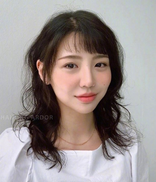 清爽大方的韩系卷发美女图片 8