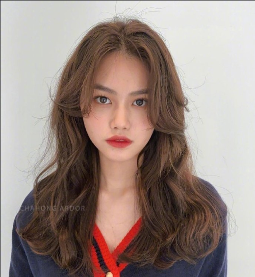 清爽大方的韩系卷发美女图片 9