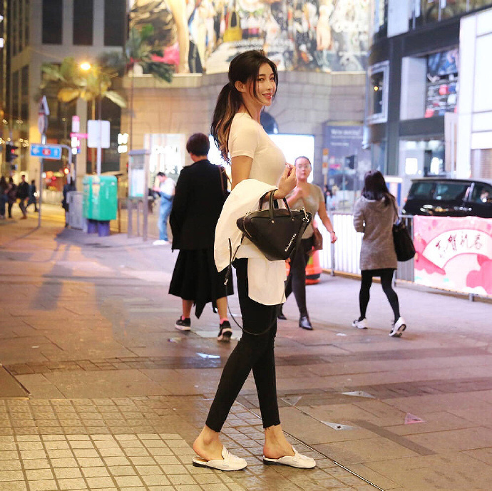 气质美女甜美笑容街拍图片 5