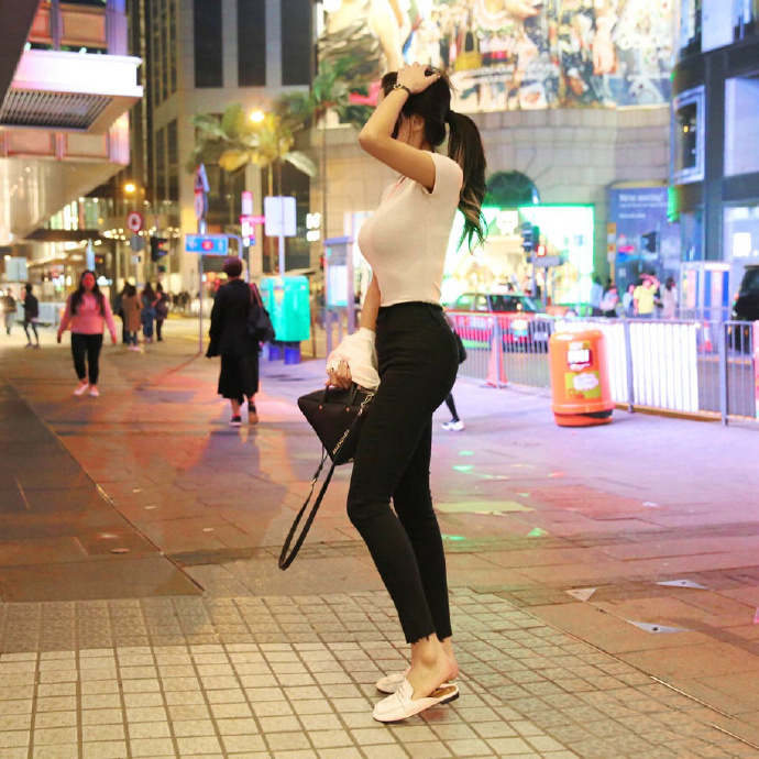 气质美女甜美笑容街拍图片 7