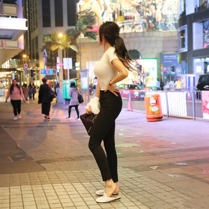 气质美女甜美笑容街拍图片 9
