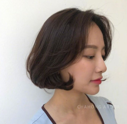 短发美女图片 温柔又显气质的九款短卷发发型图