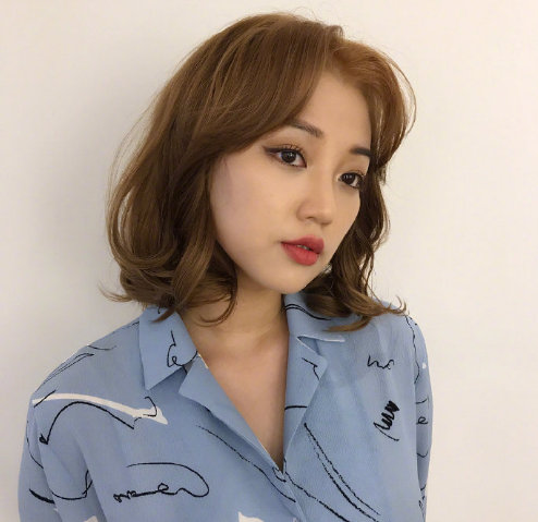 短发美女图片 温柔又显气质的九款短卷发发型图 4