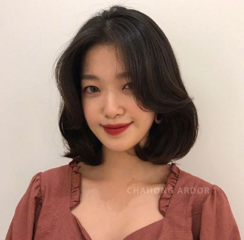 短发美女图片 温柔又显气质的九款短卷发发型图 6