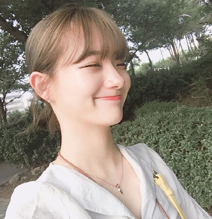 大眼睛女孩甜美自拍照图片