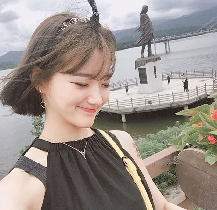 大眼睛女孩甜美自拍照图片 3