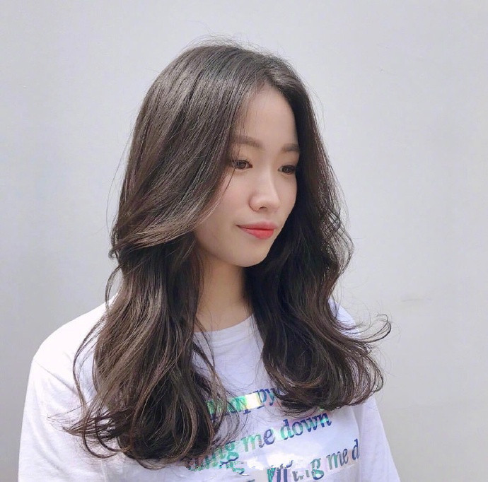 大波浪卷发发型图片 长发美女图片 6