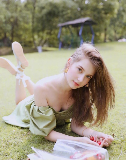 俄罗斯美女模特Anastasia Cebulska午后清纯写真图片 3