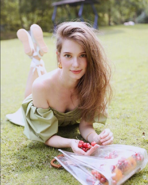 俄罗斯美女模特Anastasia Cebulska午后清纯写真图片 4