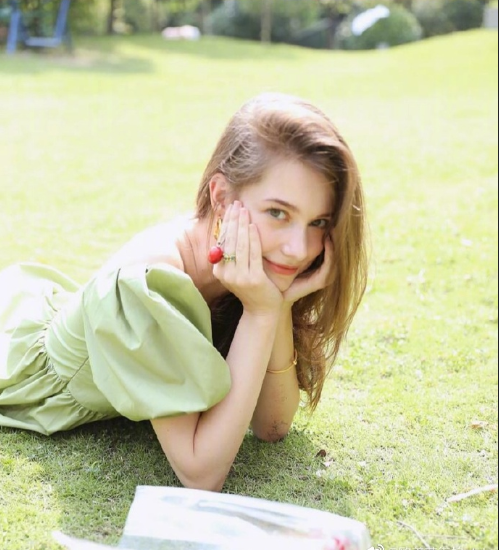 俄罗斯美女模特Anastasia Cebulska午后清纯写真图片 5