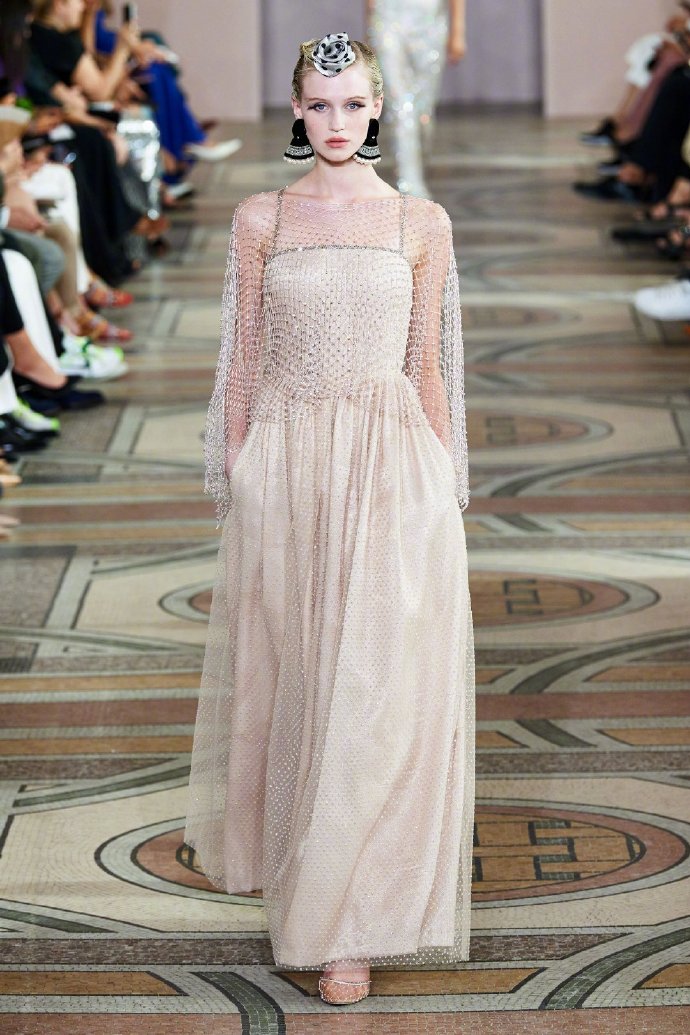Armani Priv&eacute; 2019秋冬高定礼服图片 4