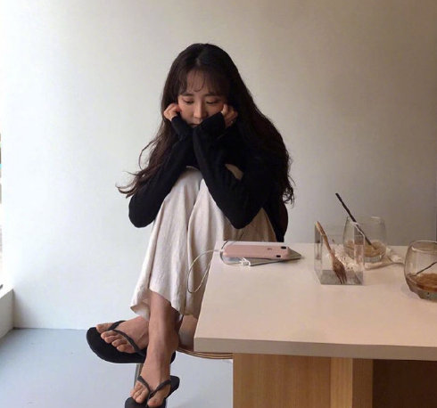 文艺美女图片 舒适又自然的旅行穿搭图片