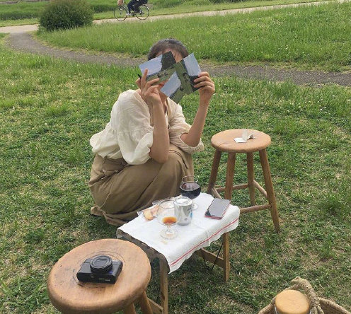 文艺美女图片 舒适又自然的旅行穿搭图片 9