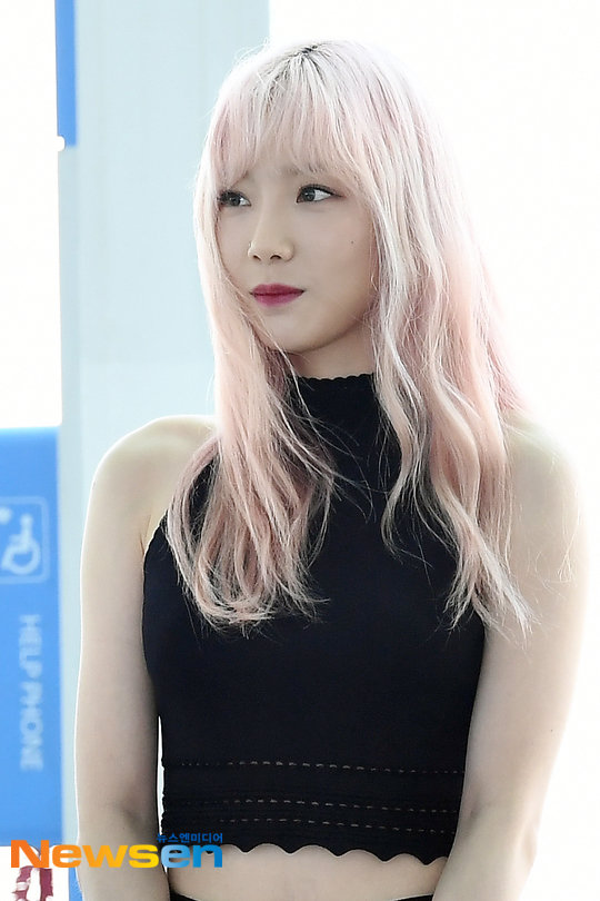 韩国美女图片 少女时代泰妍粉色头发机场街拍图 6