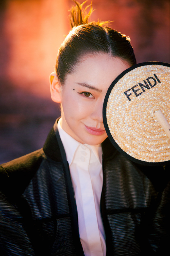 四川美女图片 女星戚薇参加fendi2020秋冬大秀图片 2