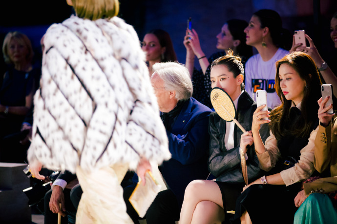 四川美女图片 女星戚薇参加fendi2020秋冬大秀图片 3