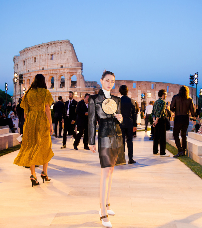四川美女图片 女星戚薇参加fendi2020秋冬大秀图片 4