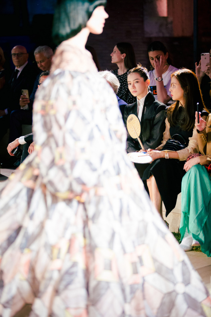 四川美女图片 女星戚薇参加fendi2020秋冬大秀图片 5