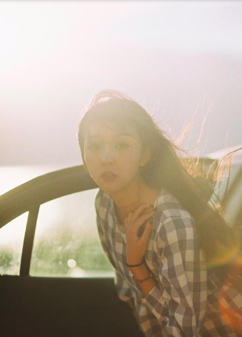 日系蓝格子长裙文艺美少女图片 清纯美女图片 2
